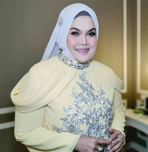 Since dato' vida claimed that she was offended by the post, i respect her decision. if she considered what i mentioned in the clip as blasphemy and vida added, the lawyer will file a lawsuit against you, azwan. datuk seri vida aishah | Beautifulnara - Gosip Artis ...