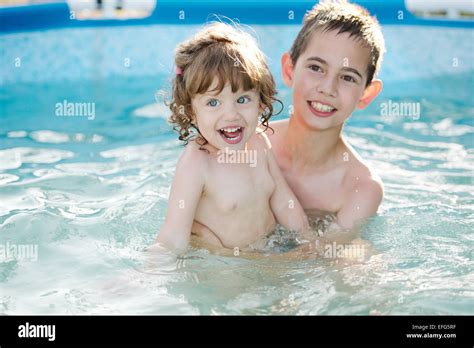 Bruder Und Schwester Spielen Im Wasser Fotos Und Bildmaterial In Hoher Aufl Sung Alamy