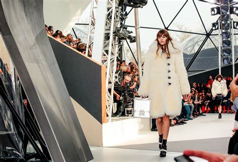 louis vuitton fall 2015 fashion show all the cool stuff to see glamour