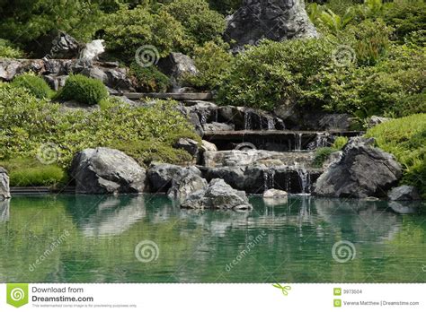 Weitere ideen zu wasserfall garten, garten, wasserfall. Garten-Wasserfall Stockbilder - Bild: 3973504