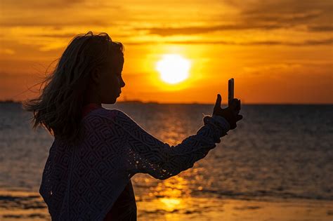 scientists have linked selfies to narcissism ‪addiction and mental illness