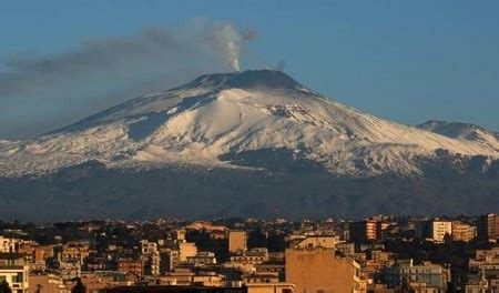 Private tours on etna volcano: Vulcão Etna, na Itália, volta a entrar em erupção