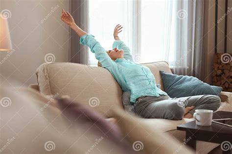 femme mature belle salope en bonne santé d Âge moyen assis sur le sofa à la maison image stock