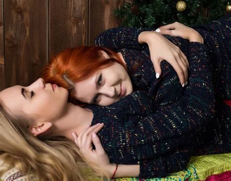 deux jolies lesbiennes copines baisers et câlins dans une atmosphère chaleureuse image libre de