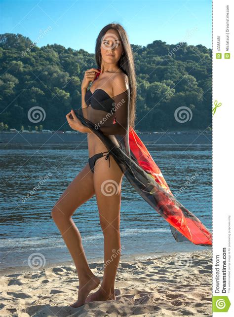 Belle Femme Dans Le Bikini Et Avec Le Pareo La Plage Photo Stock Image