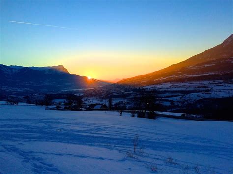 Gambar Pemandangan Gunung Salju Musim Dingin Matahari Terbit