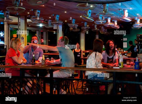 Touristen Und Thai Girls Night Bar An Der Bangla Road In Phuket