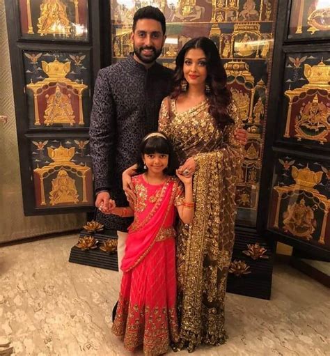 Admirable Photos Of Aishwarya Rai The Winner Of “miss World” With Her Adorable Daughter And Mother