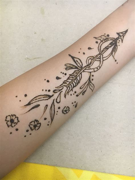 Henna tattoo is very popular because of its fascinating symbolism that is represented by different objects and beautiful designs. Arrow henna | Henna tattoo, Henna, Flower tattoo