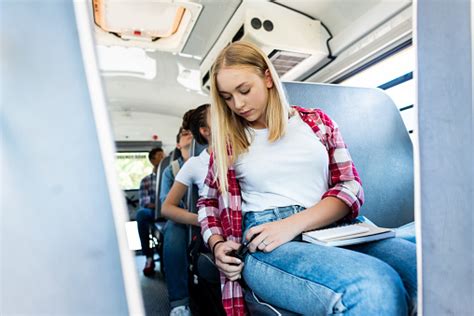 Colegiala Adolescente Montado En Autobús Escolar Con Compañeros De