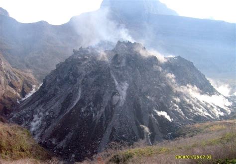 Geografi indonesia didominasi oleh gunung api yang terbentuk akibat zona subduksi antara lempeng letusan ini diperkirakan mencapai skala 8 vei, letusan gunung berapi terbesar yang diketahui sampai saat ini. click-clik: 8 buah gunung berapi yg terdapat di indonesia