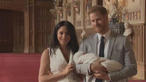 Auch bei der geburt von baby sussex bricht das paar mit der tradition: Meghan Markle and Prince Harry's Baby Debut: How It Bucked ...