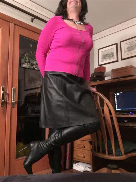 Just love boots and leather skirts : r/crossdressing