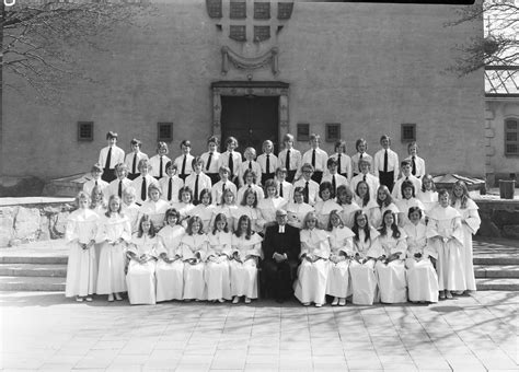 Prästen Bäckström Med Konfirmationsgrupp Framför Staffans Kyrka Länsmuseet Gävleborg