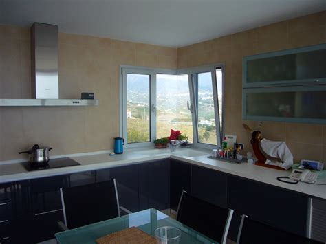 Todas las ventanas dan a la calle, la única habitación interior es el baño. Foto: Ventana en Esquina en Cocina de Arquisurlauro ...