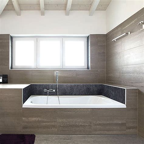 From i.pinimg.com dans une salle de bain, les carreaux de céramique sont parmi les plus populaires carrelage terrasse immitation bois.avant et après. Panneau mural salle de bains : le guide ultime pour bien ...