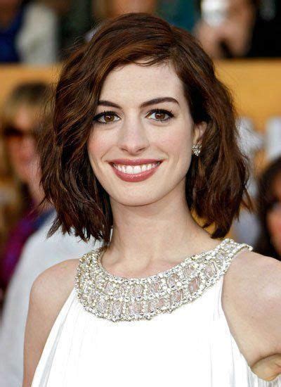 Anne Hathaway 2009 Wavybob Oval Face Hairstyles Short Hair Styles
