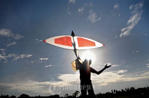 Maybe you would like to learn more about one of these? Mimpi Melihat Layang-Layang / Arti Mimpi Main Layangan ...