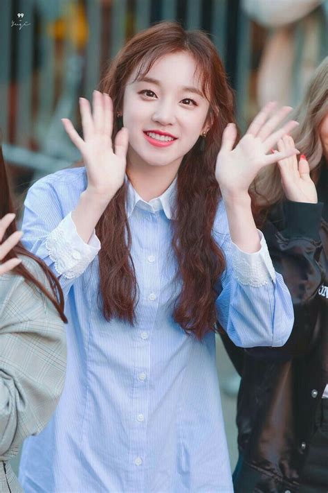 Yuqi ve minnie, bir alışveriş merkezinde bir fan ile ka. #gidle #latata #yuqi