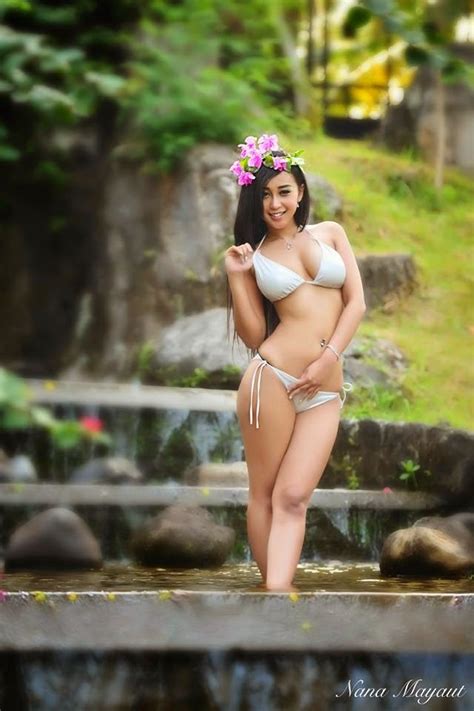 Foto Seksi Cewek Montok Dengan Balutan Bikini Putih