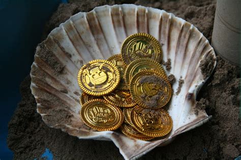 Kisangel 100pcs Pirate Gold Coins Plastic Pirate Treasure Gems Jewels