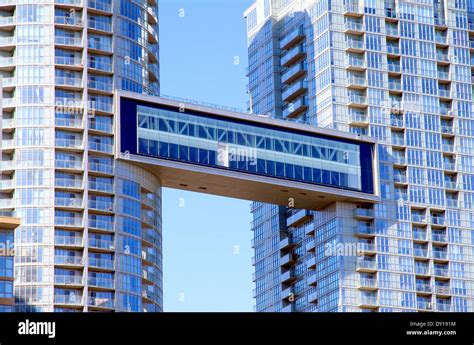 Bridge connecting two buildings hi-res stock photography and images - Alamy