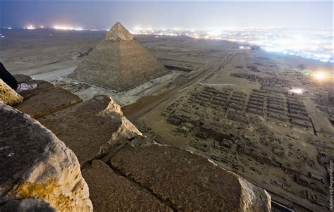 Ne restez pas trop longtemps sous une. Des photographes russes au sommet de la Pyramide de Khéops