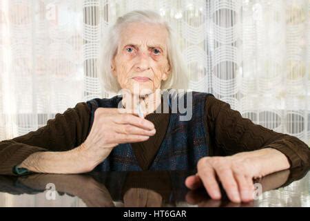 Alte Oma Rauchen Einer Zigarette Zu Hause Stockfotografie Alamy