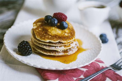 Dei pancakes senza glutine e senza praticamente niente ma belli cicciotti e saporiti: Pancakes senza glutine e latticini, la ricetta di Sonia ...