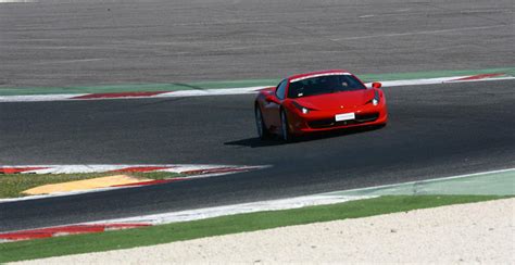 Scendi in pista a brescia all'autodromono di franciacorta! Guidare una Ferrari in pista Mugello - regali 24