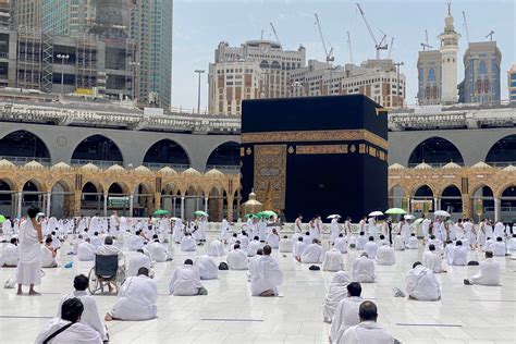 Ramadan From Around The World Muslims Celebrate With Prayer Reflection Food Al Arabiya English