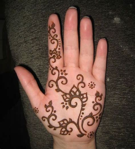 30 Simple And Chic Mehendi Designs To Try On Palm Beginner Henna