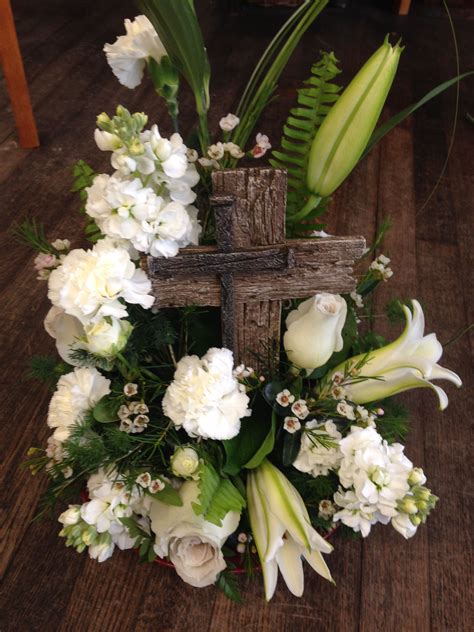 Table Centerpiece With Rustic Cross And White Lilyamnesia Rose