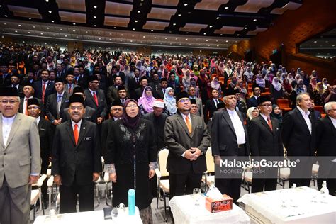 Lumayanlah, untuk menghilangkan kekecewaanku saat ini. Mujahid Hadir Majlis Penyerahan Surat Pelantikan dan Serah ...