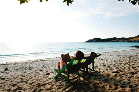 por qué relajarse en la playa será tu actividad favorita camping villasol