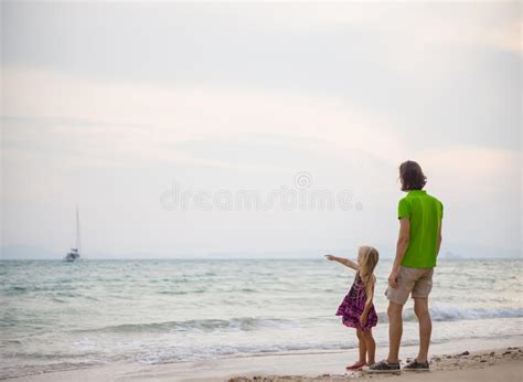 Padre E Figlia Sulla Spiaggia Delloceano Di Tramonto E Dellyacht