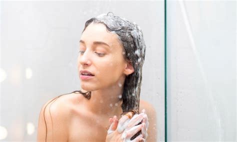 Common Shower Mistakes Women Make That Damage Their Hair Hair Blog Hair Beauty