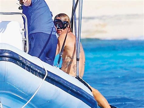 Hollywood actor brad pitt ended 2020 in the waters of the turks and caicos islands. Caras | Brad Pitt de vacaciones, disfruta del Caribe a ...