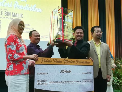 Menteri pendidikan yang baru/sekarang dijabat oleh nadiem anwar makarim, b.a., m.b.a. Pemidato UIAM akan mewakili Malaysia ke Pidato ...