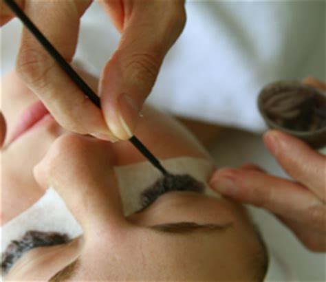 We offer lash perfect lash lift treatments, eyelash extensions, eyelash and eyebrow tints as well as a full range of eyebrow treatments at our beauty salon. Eye Definition