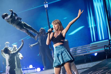 Taylor Swifts 1989 World Tour Performance Style Has Been Epic So Here