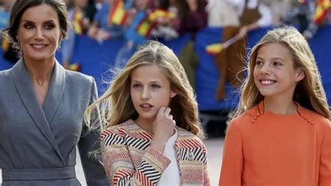 La Reina Letizia Le Huele El Aliento A Sus Hijas Para Ver Si No Bebieron Alcohol Caras