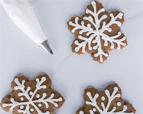 Use this traditional royal icing recipe for both flooding. This simple royal icing is made using meringue powder versus other versions that use egg whites ...