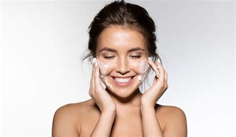 10 Simple Rules For Washing Your Face According To A Dermatologist