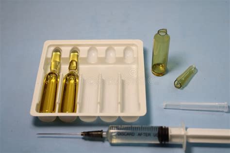 Ampollas De Cristal Con La Medicina En Un Fondo Gris Imagen De Archivo Imagen De Amarillo