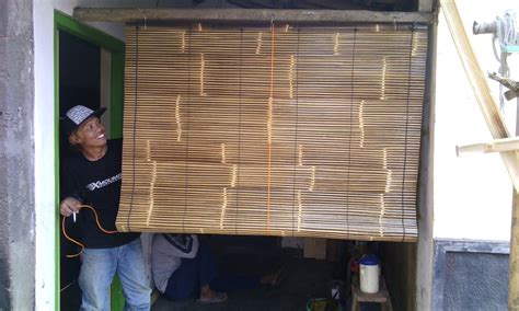 Pembuatan tirai bambu ini sangat mudah, hanya dengan bantuan pemberat yang terbuat dari cor atau tali plastik dianyam di atas bambu. Tirai Untuk Teras Rumah - Inspirasi Desain Rumah 2019