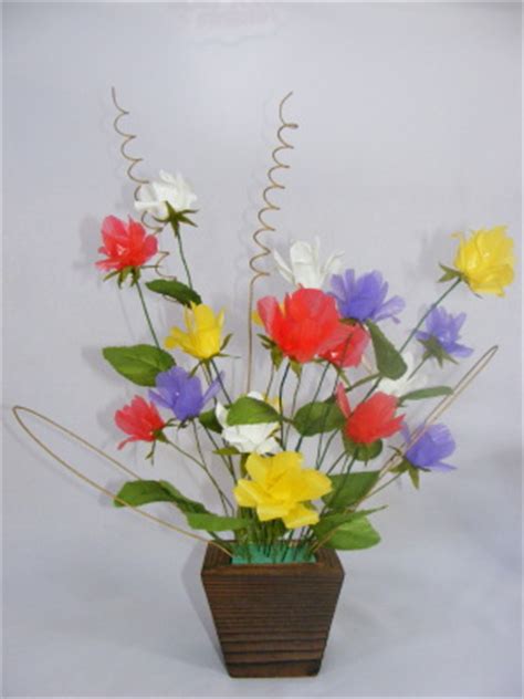 Jadi nih, kerajinan tangan dari sedotan yang pertama adalah sebuah bunga dari dari sedotan plastik bekas. Cara Membuat Bunga dari Sedotan - Art Energic