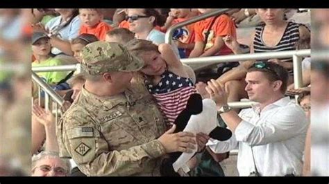 raw video military father surprises daughter with homecoming at seaworld