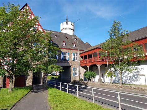 Prior to her elevation to the most important role in brussels, ms von der leyen won friends across the in 1986 she married heiko von der leyen, scion of an aristocratic family which had made its fortune in silk. Schloss von der Leyen - Kobern-Gondorf, Mayen-Koblenz ...