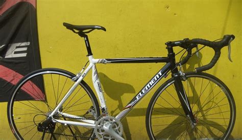 Perlu diketahui bahwa ban road bike terbagi menjadi 2 jenis yaitu clincher dan tubular, berikut penjelasannya: Sepeda balap / Road Bike Element FRC-65 Harga: 1.550.000 ...